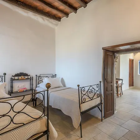 Castrum Traditional Sunset 3* Plaka (Milos)