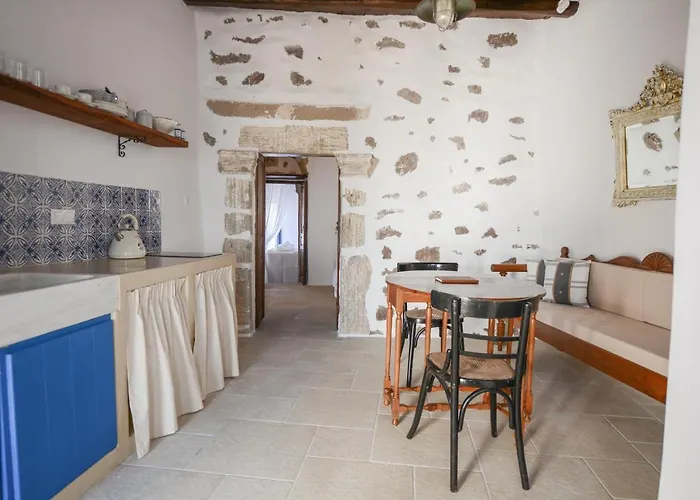 Castrum Traditional Sunset Bed & Breakfast Plaka (Milos)