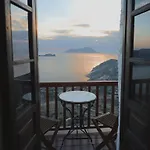 Castrum Traditional Sunset 3* Plaka (Milos)