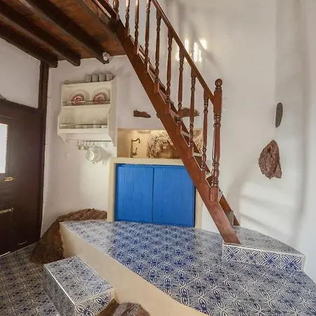 Castrum Traditional Sunset Couette-café Plaka (Milos)
