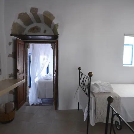 Castrum Traditional Sunset Plaka (Milos)